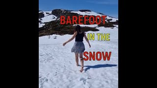 BAREFOOT IN THE SNOW ! SO PRETTY AND SO BRAVE GIRLS ! #barefoot #barefootlife #feet #girls #snow