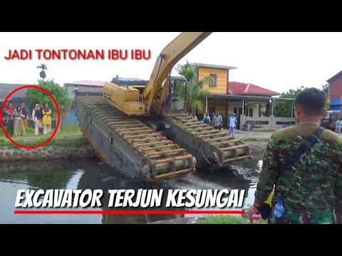 Detik Detik Alat Berat Excavator Amfibi Turun Ke Sungai