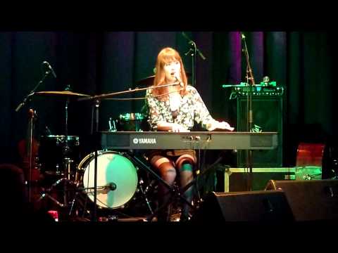 Caroline Keating - Silver Heart & Billy Joel, Live...