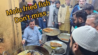 Molu Fried fish 👍.Most popular Baisan wali fish of lahore ❤️Mint chatni👌❤️.A must try fish.