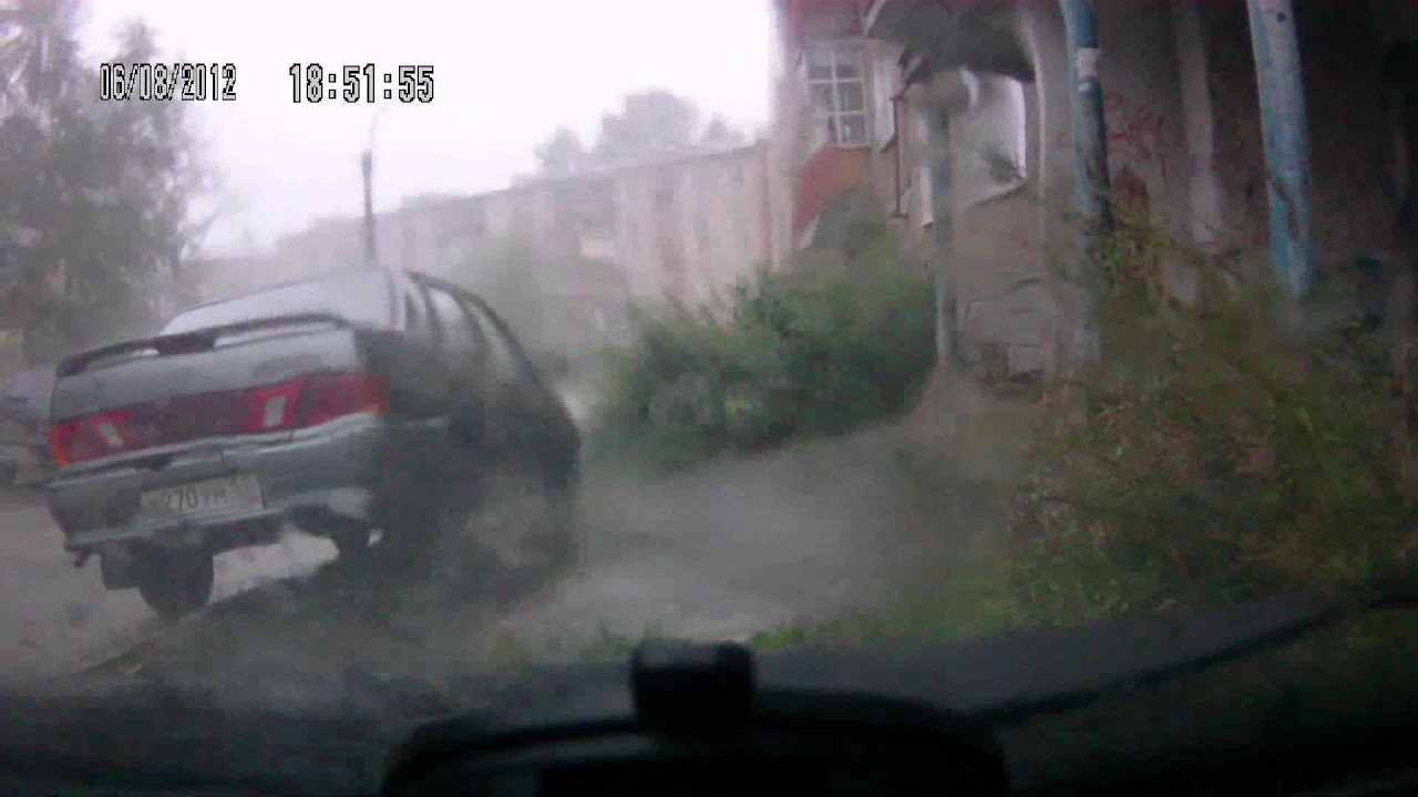 Молния ударила в автомобиль Молния ударила в автомобиль