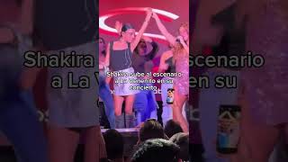 Shakira Sube A La Venenito A Su Concierto