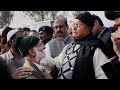 Lalu Prasad fills money in sack, distributes among beggars