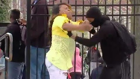 Madre saca a su hijo a golpes de protestas en Baltimore