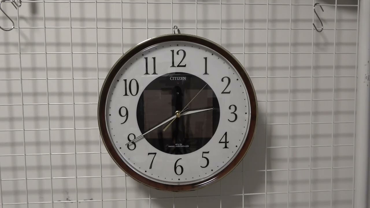 CITIZEN 4MY807-023 エコライフM807 ソーラー電波掛け時計 - YouTube