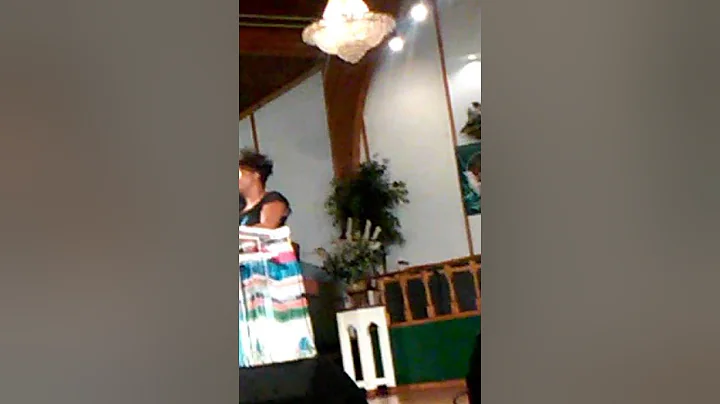 Kimberly Maxwell sings at her moms Appreciate serv