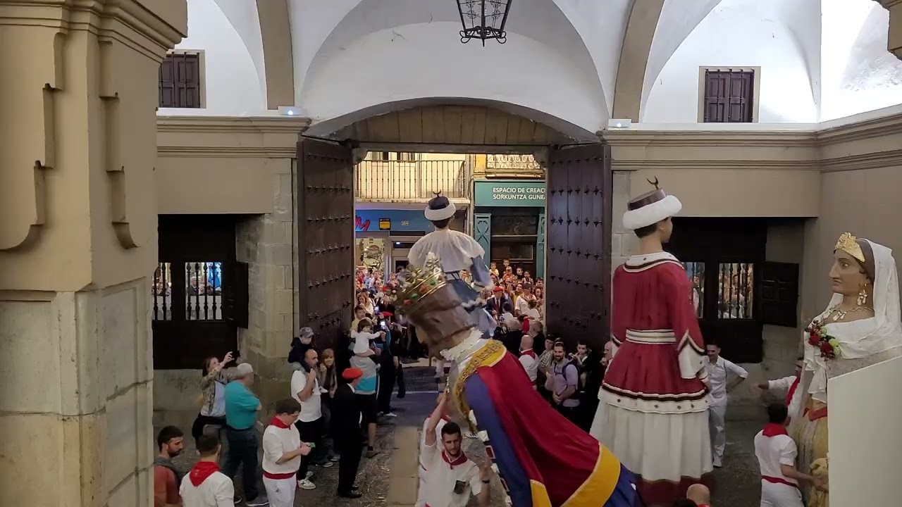 Comparsa de gigantes y cabezudos de Pamplona. Polonesa. Palacio de Ezpeleta.