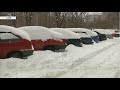 Третій день снігового колапсу в Києві: люди розкопують свої машини, комунальники розчищають тротуари