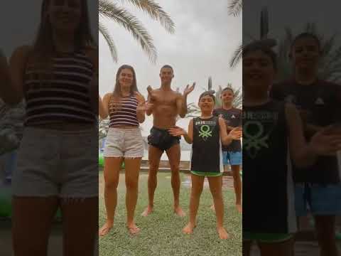 كريستيانو رونالدو يرقص مع ابنه واخته