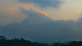 BARU !! AKTIVITAS ERUPSI GUNUNG MERAPI HARI INI !
