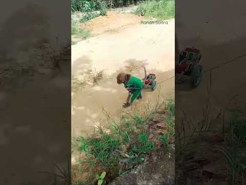 Topeng monyet beraksi.