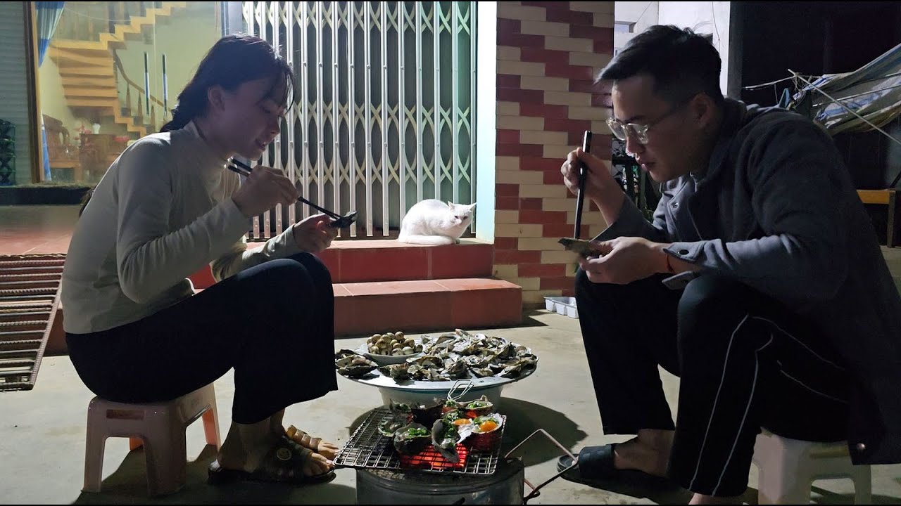 A long day ended with the glow of the barbecue fire and the loving gazes of Huyen and Thu.
