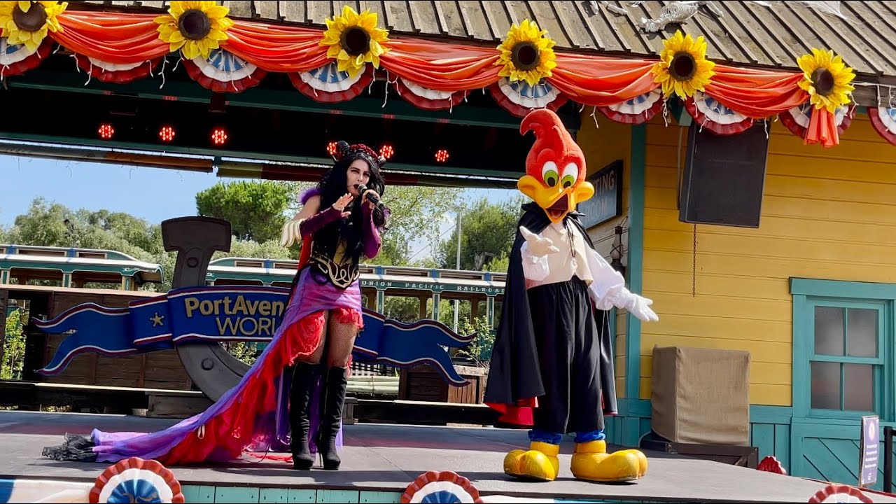 [4K] HALLOWEEN PORTAVENTURA 2021 - CANTANDO CON WOODY PATRICIA FERNÁNDEZ