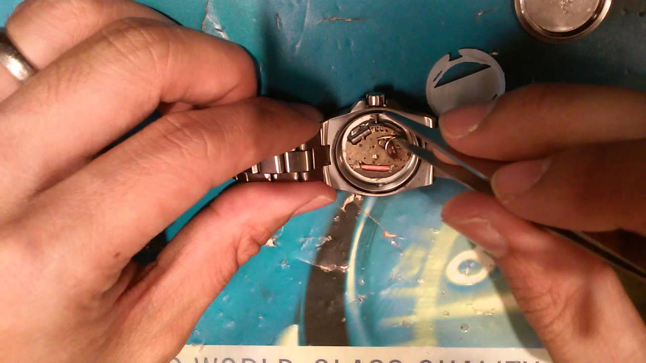 Changing battery for Fossil AM-4227 - YouTube