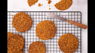 Making ANZAC biscuits from 1914 - Vintage Cooking Adventures