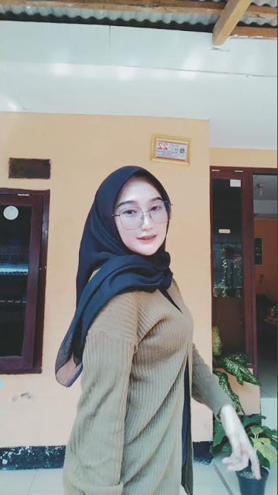 cewek kalo udah pake kacamata damage nya kejem