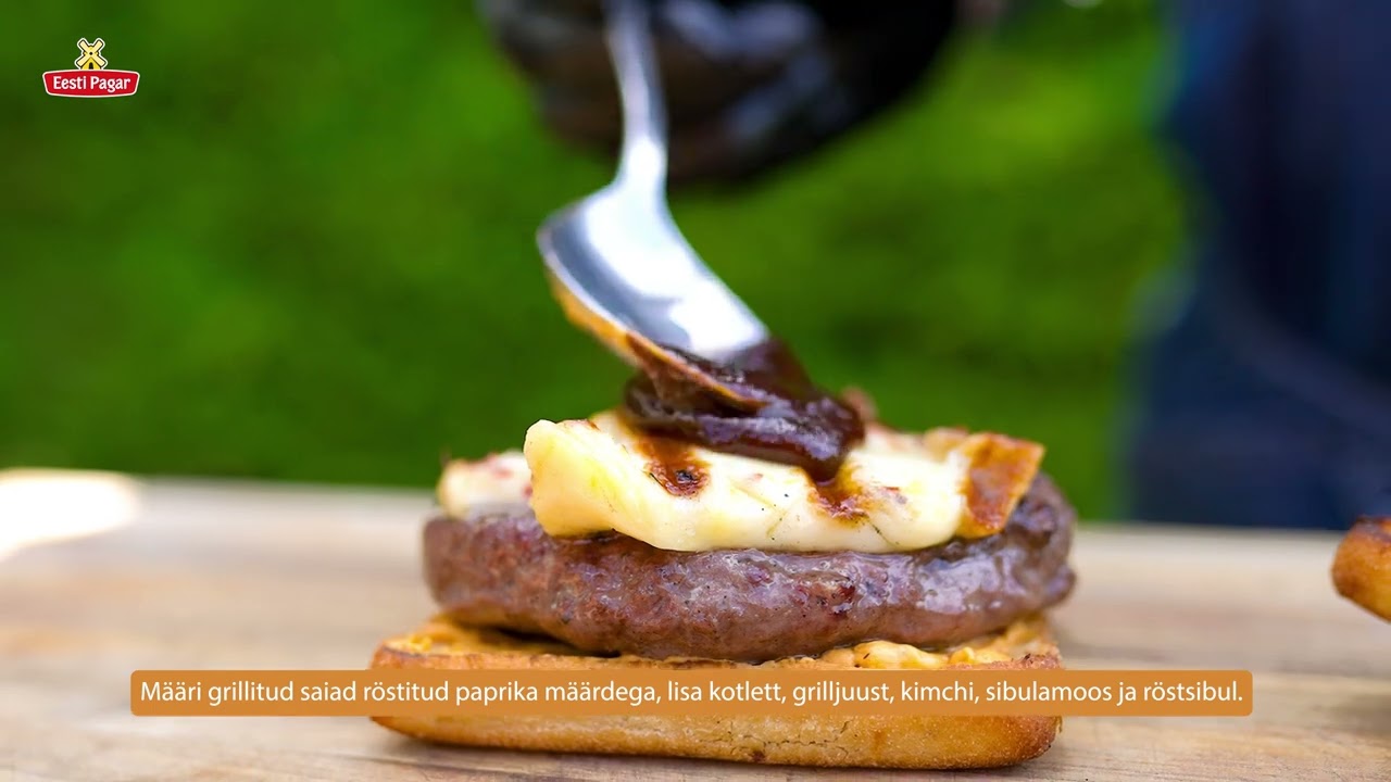 Kartuli-röstsibula Pehmiku burger hirveliha kotleti, grilljuustu ning sibulamoosiga.