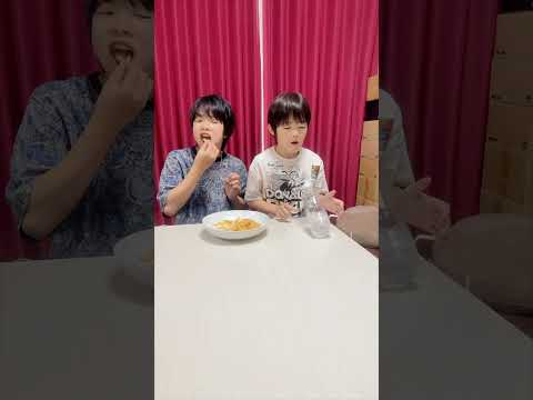 ボトルフリップチャレンジでご飯の取り合い！兄弟対決 Bottleflip Challenge!