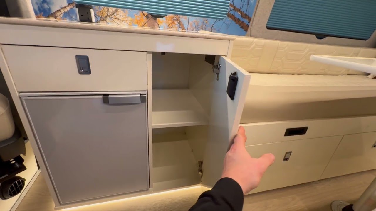 Кемпер VW со стильной U-образной кроватью и зоной отдыха. Изготовлено компанией Knights Custom сп...