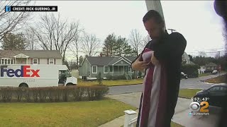 FedEx Driver Stops To Fold Fallen American Flag In Front Yard Resimi