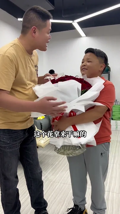 矮哥手捧99朵玫瑰，迎接女朋友的到来#记录真实生活#相亲#惊喜#小邝同志