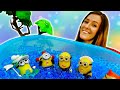 Guardería Infantil - Minions en español. Descanso en la piscina.