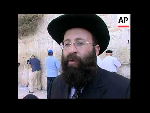 Rabbi clears out prayer notes from Judaism's Western Wall
