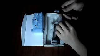 303カラス撃退レーザーポインターの操作を実演する