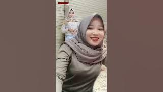 SOLEHOTTT???? belahan kenikmatan kelihatan !! tiktok Viral Cewek hijab