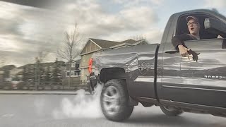 Tesla se enfrenta a furia en la carretera y hace esto para superarla