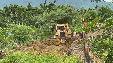 Caterpillar D6R XL bulldozer opens a very nice new path