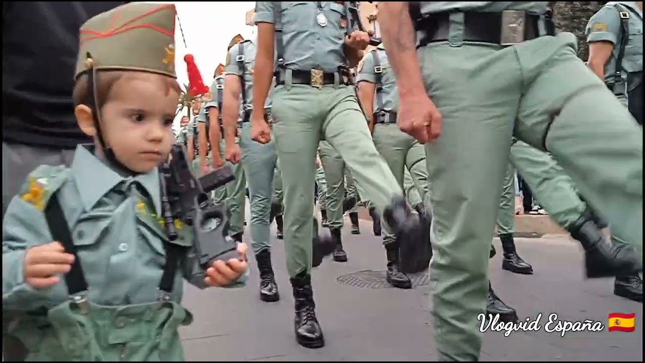 Un Niño con Uniforme Legionario se Une a la 2º Tercio para Desfilar Junto a Ellos. - YouTube