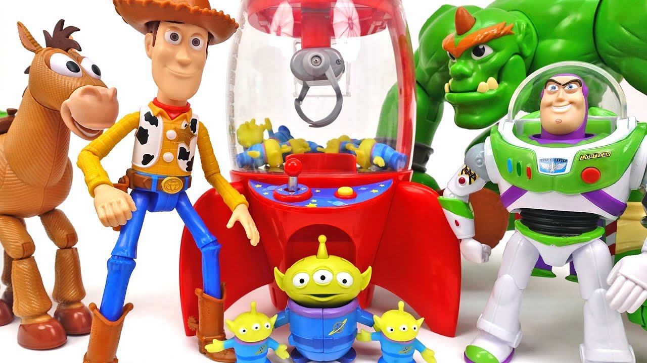 spielzeugregal A Mysterious Vending Machine is Here~! Toy Story 4 Pizza Planet Space Crane #ToyMartTV