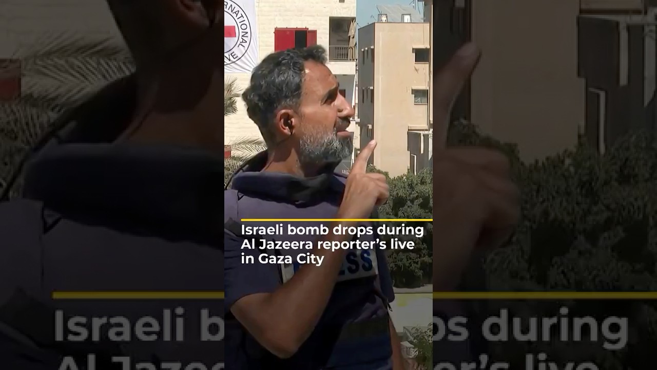 إلقاء قنابل إسرائيلية أثناء بث مباشر لمراسل قناة الجزيرة | AJ #shorts