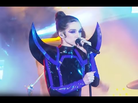 Poppy performed at WWE ‘NXT TakeOver: Portland and played Fill The Crown + Anything Like Me medley