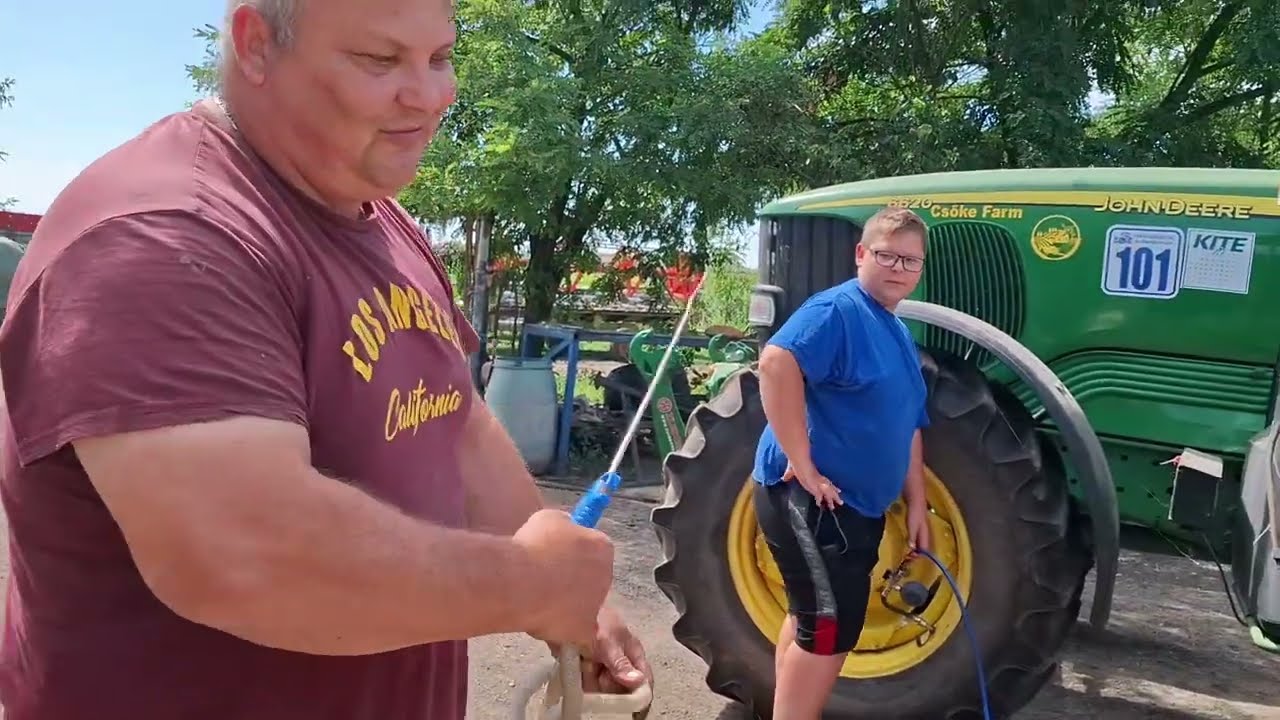 Attila tárcsázik , és Öcsi??