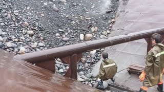 Barge Unloading Iron Ore And Large Cobblestone - Relaxing Video My Daily Work On The Barge