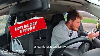 Policjantka prosi o autograf!