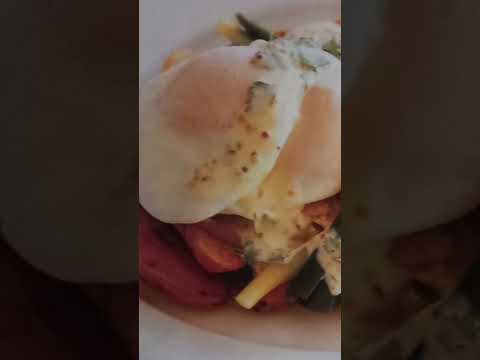 البيض المقلي مع الخضار المشوية والزبادي