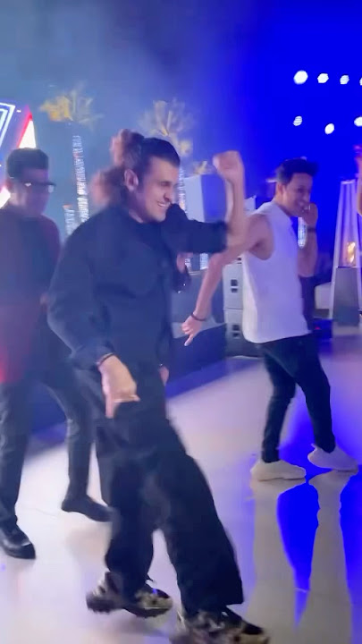 Sonu Nigam grooves to Jaan Le Gayi stealing hearts with every move! #sonunigam #legend #dance