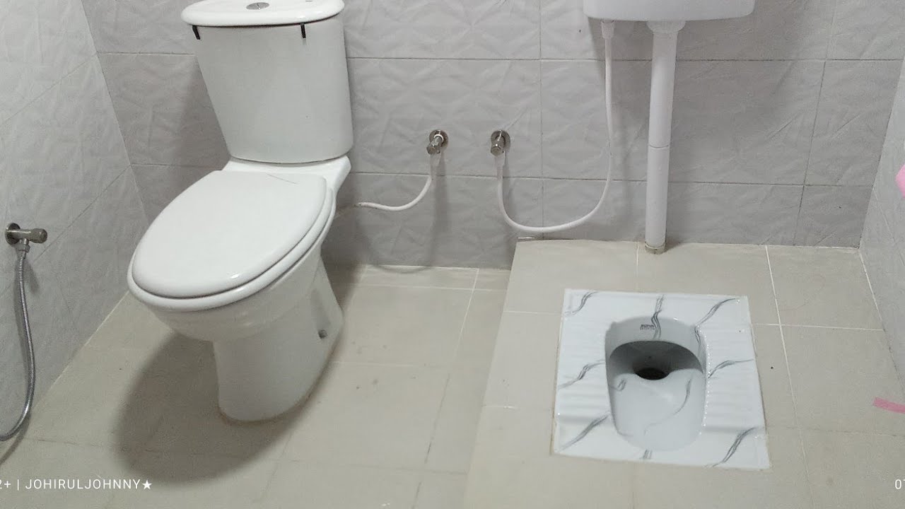 একটি বাথরুমে একটি লো কমট এবং হাইকমট 