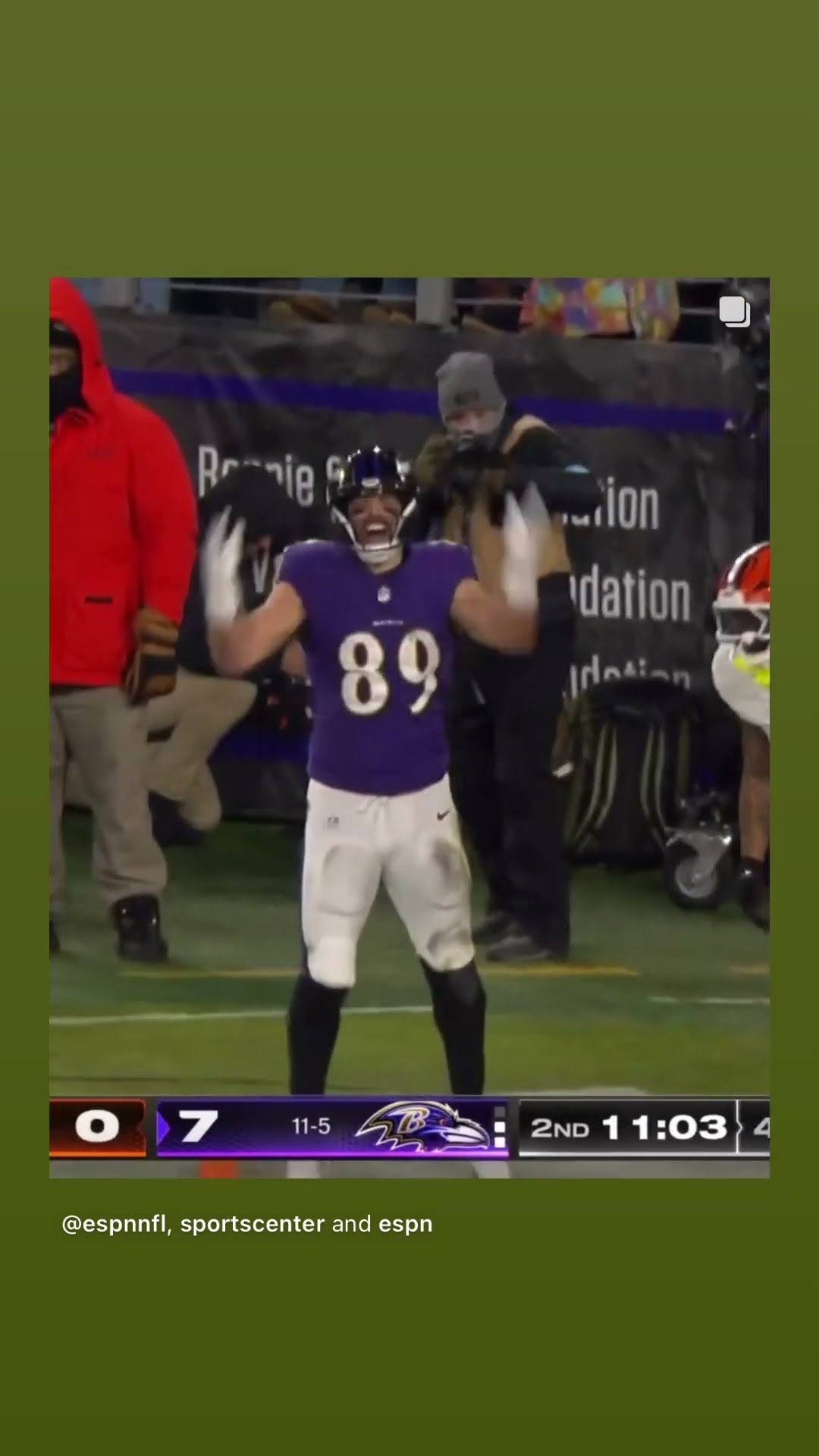 He makes the grab #hoodnews #lamarjackson #ravens #markandrews #clevelandbrowns #NFL #omg #how #wow
