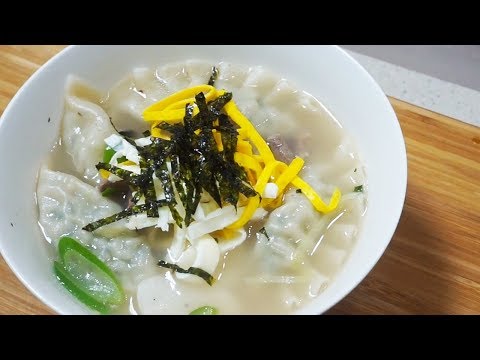 ddeok-mandu-guk(korean-dumpling-soup-with-rice-cake,-떡만둣국)-lunar-new-year-food