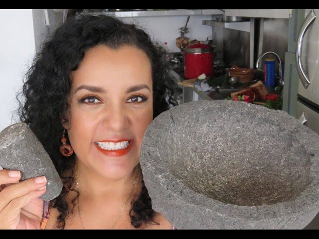 Aprende a “curar” un molcajete de piedra volcánica