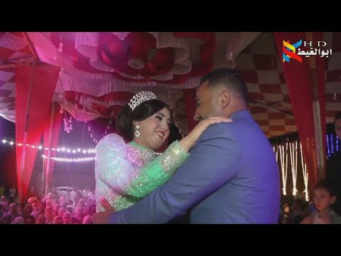 العريس بيعاكس العروسه علي المسرح وبيقول اكيد ماما نحله علي شان جابت العسل ده كلو رد فعل غير متوقع