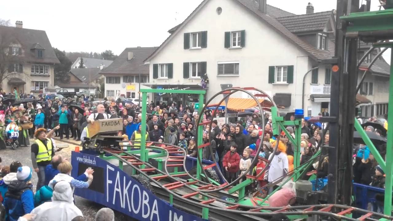 Carnavalswagen met achtbaan en looping in Zwitserland