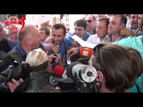 ხმაური და შეხლა შემოხლა მერიასთან