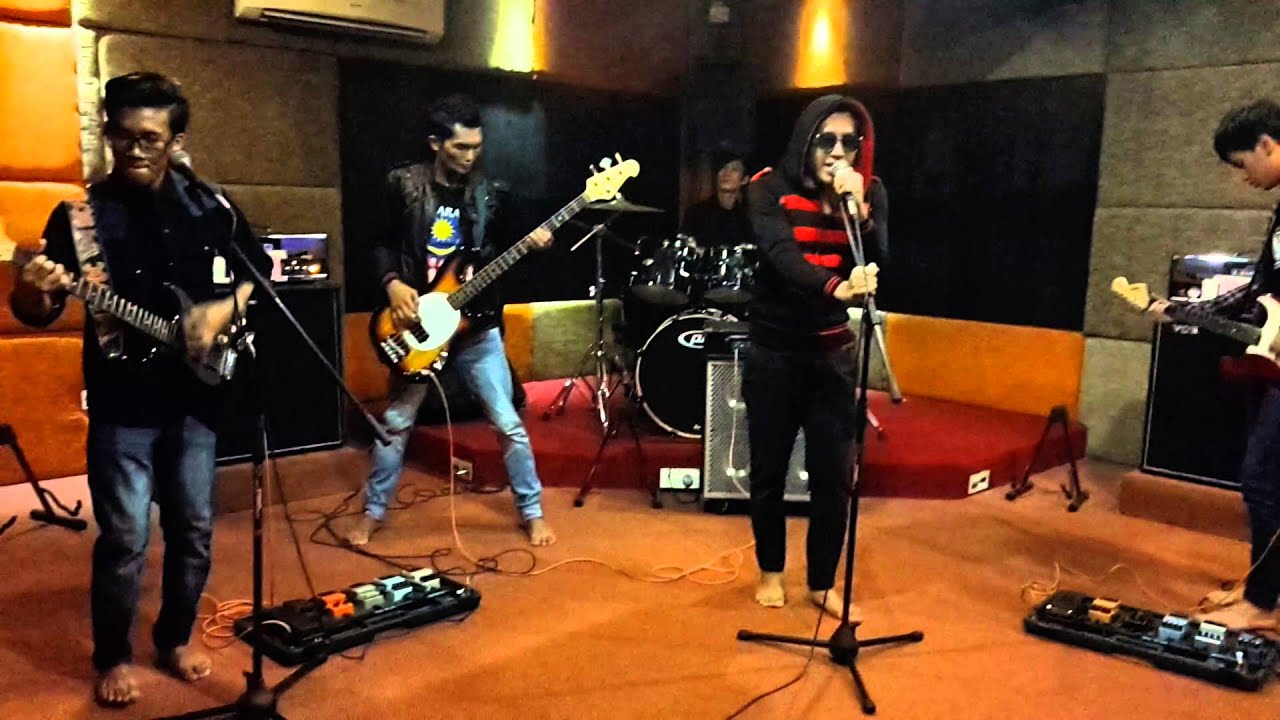 Sabindo band_angan semu