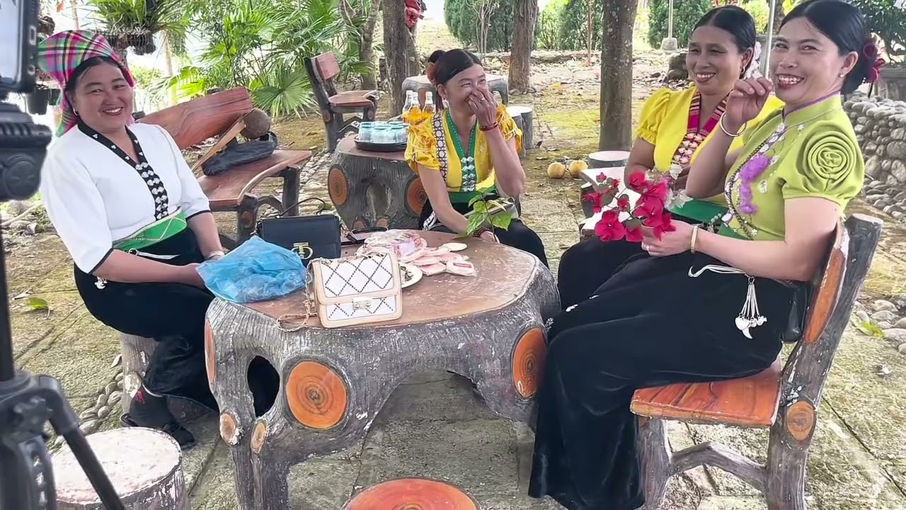 BỐN CHỊ EM  GẶP NHAU HỎI THĂM KỂ CHUYỆN 