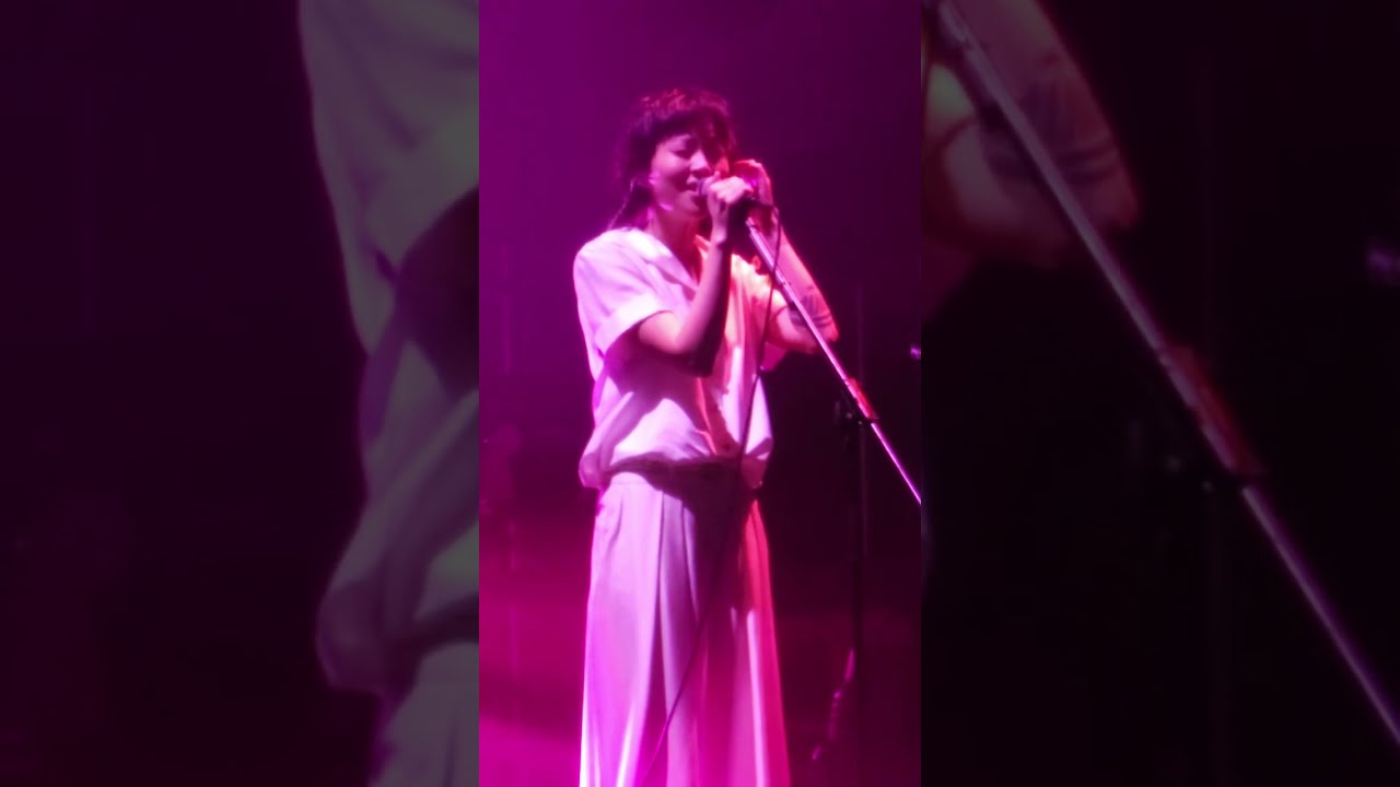 竇靖童Leah Dou - 暗湧(王菲Faye Wong cover) 狀況外香港291004 - YouTube